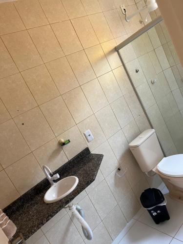 ein Badezimmer mit Toilette und Waschbecken in der Unterkunft Beira Mar in Aracaju