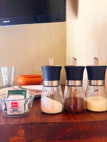 a counter with two coffee makers on a table at Mini cabaña El Solcito, tranquilidad a dos cuadras de la Laguna de Chascomús in Chascomús