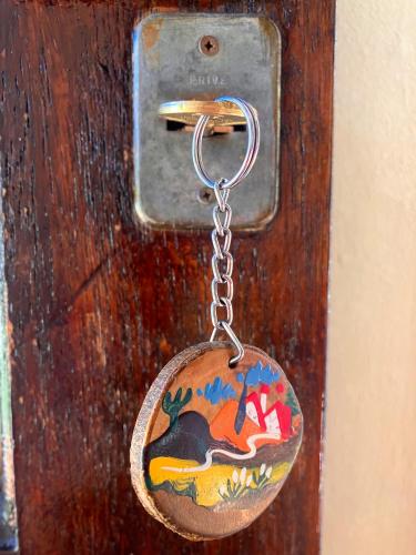 a key chain with a picture of a bird on a door at Mini cabaña El Solcito, tranquilidad a dos cuadras de la Laguna de Chascomús in Chascomús