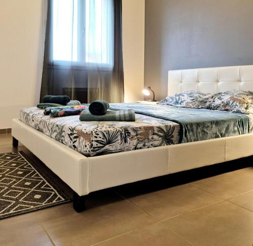 Una cama blanca con toallas en un dormitorio en Villa tout confort pour familles & pros, en La Seyne-sur-Mer