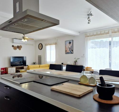 Una cocina y una sala de estar con estufa. en Villa tout confort pour familles & pros, en La Seyne-sur-Mer