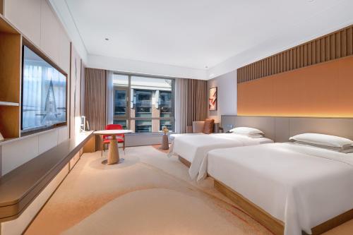 Ένα ή περισσότερα κρεβάτια σε δωμάτιο στο Tongli Lake View Hotel