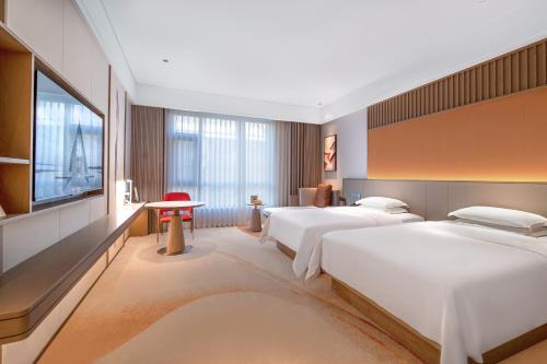 Ένα ή περισσότερα κρεβάτια σε δωμάτιο στο Tongli Lake View Hotel