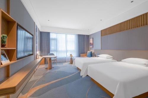 Ένα ή περισσότερα κρεβάτια σε δωμάτιο στο Tongli Lake View Hotel