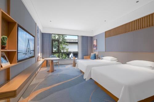 Ένα ή περισσότερα κρεβάτια σε δωμάτιο στο Tongli Lake View Hotel
