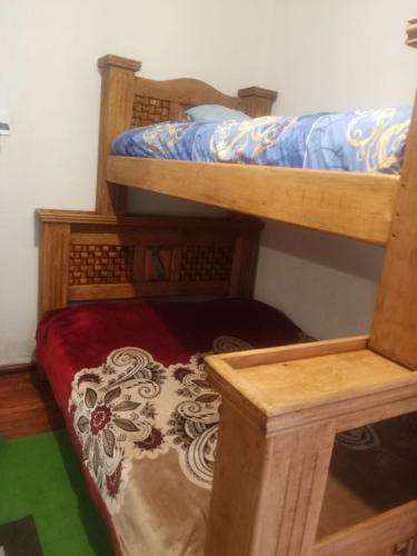 ein Zimmer mit zwei Etagenbetten und einem Bett in der Unterkunft Amplio y cómodo departamento in Mexiko-Stadt