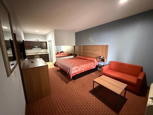 Postel nebo postele na pokoji v ubytování Budget Host Inn Stafford - Houston
