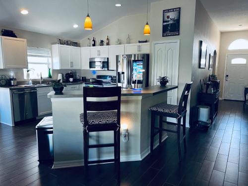 Кухня или мини-кухня в Ruskin FL 2 bdrm 1 bath suite Host & Cat share common areas
