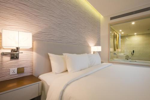 Ένα μπάνιο στο Diamond Bay Hotel