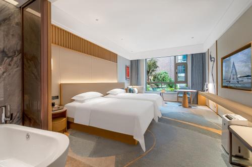 Ένα ή περισσότερα κρεβάτια σε δωμάτιο στο Tongli Lake View Hotel