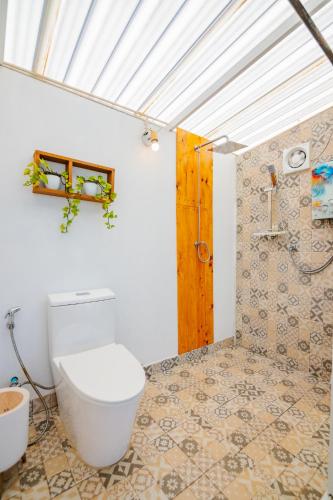a bathroom with a toilet and a shower at เต็นท์ดูดาว1 แอร์ ม่อนแจ่ม วิวดอยหลวงเชียงดาว in Mon Jam