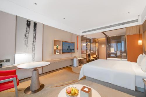 Ένα ή περισσότερα κρεβάτια σε δωμάτιο στο Tongli Lake View Hotel