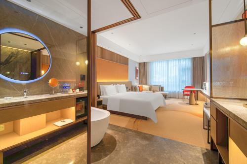 Ένα ή περισσότερα κρεβάτια σε δωμάτιο στο Tongli Lake View Hotel