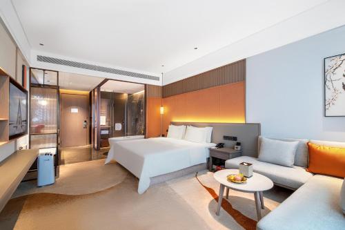 Ένα ή περισσότερα κρεβάτια σε δωμάτιο στο Tongli Lake View Hotel