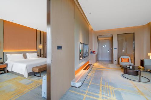Ένα ή περισσότερα κρεβάτια σε δωμάτιο στο Tongli Lake View Hotel