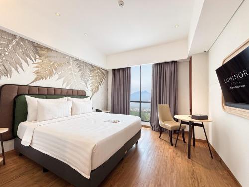Postel nebo postele na pokoji v ubytování Luminor Hotel Padjadjaran Bogor by WH