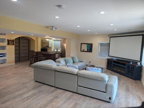 Posezení v ubytování A new spacious walkout base in Castle Rock Colorado