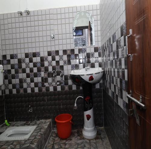 Ein Badezimmer in der Unterkunft Siddhi Vinayak Residency By StayApart