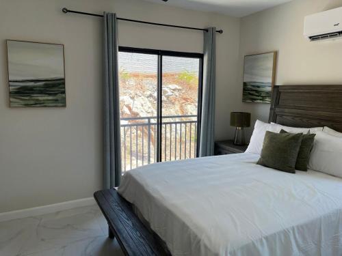 Postel nebo postele na pokoji v ubytování Drift & Discovery New Modern Stay, Mins to Beach!