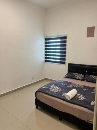 una camera da letto con un letto e una finestra di AYAAN FIFA HOME at Quintet Private Parking a Tanah Rata
