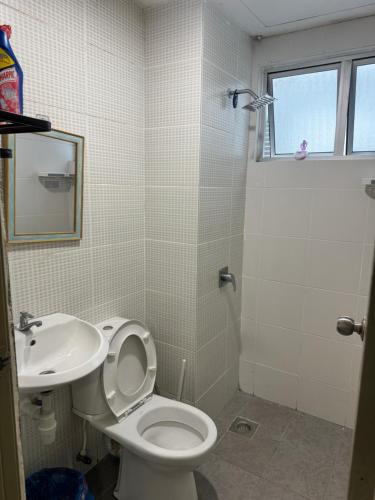 un bagno con un water e un lavandino di AYAAN FIFA HOME at Quintet Private Parking a Tanah Rata