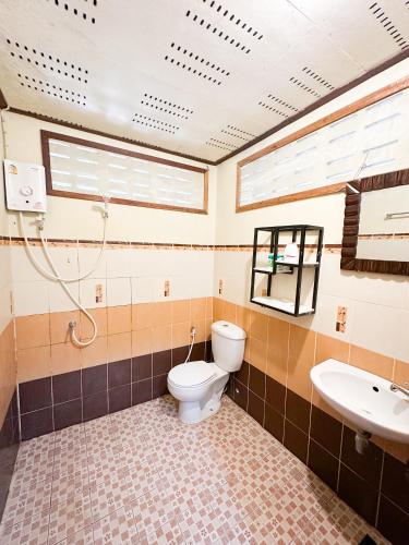 a bathroom with a toilet and a sink at Pranee Bungalow in Koh Tao