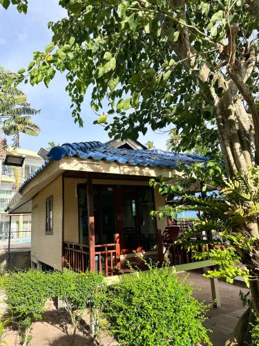 a small house with a blue roof at Pranee Bungalow in Koh Tao
