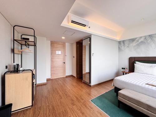 Postel nebo postele na pokoji v ubytování Luminor Hotel Padjadjaran Bogor by WH