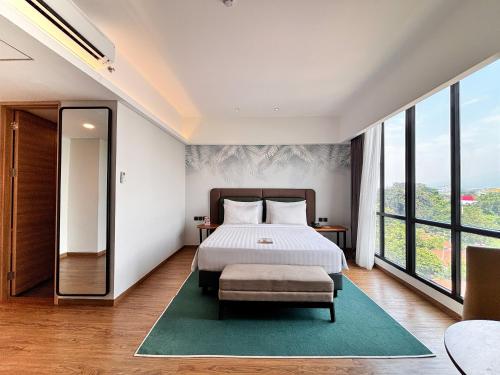 Postel nebo postele na pokoji v ubytování Luminor Hotel Padjadjaran Bogor by WH