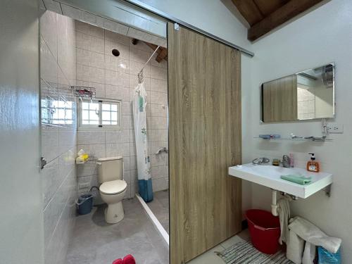 Un baño de Jiugu Courtyard B&B