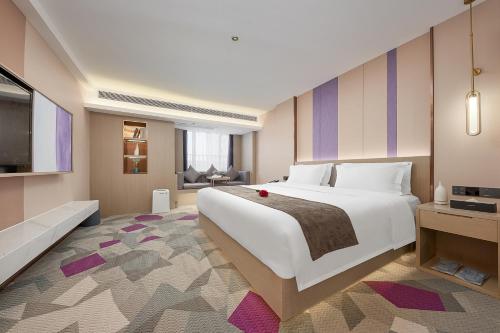 a large bedroom with a large bed and a television at 麗枫酒店广州番禺汉溪长隆大石地铁站店 in Guangzhou