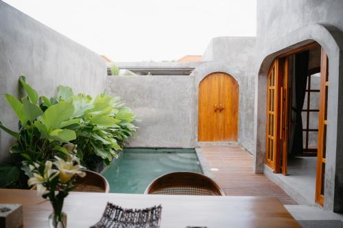 Bazén v ubytování Dharman Royal Villas nebo v jeho okolí