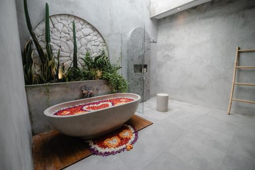 Koupelna v ubytování Dharman Royal Villas