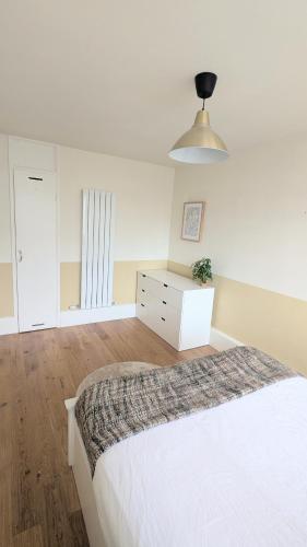 Katil atau katil-katil dalam bilik di Spacious & stylish 3 bed duplex flat in London