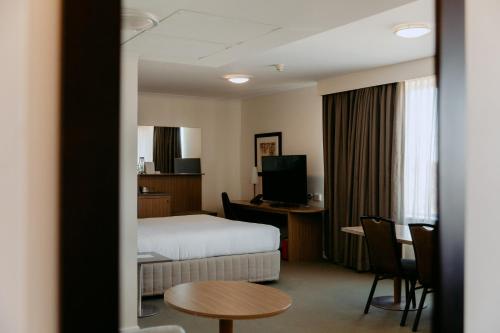Postel nebo postele na pokoji v ubytování Mercure Sydney Parramatta