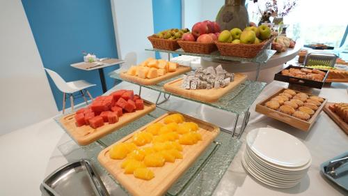 a buffet with many different types of fruit on display at Dali Canghaixueyue Seaview Hotel in Dali