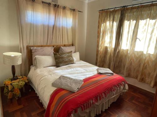 Ένα ή περισσότερα κρεβάτια σε δωμάτιο στο Sunrise Cottage Golfview Lodge