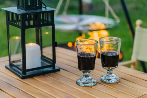 HaraleにあるJotaferien Transylvanian Shepherdhut with jacuzziのワイン2杯(キャンドル付)