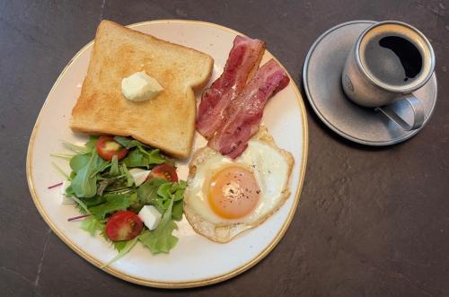 Pilihan sarapan tersedia untuk tetamu di Alley Oop Hakuba