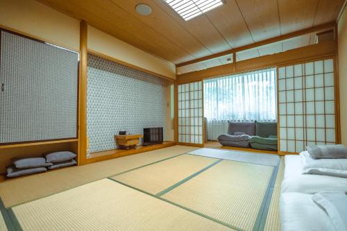 Postel nebo postele na pokoji v ubytování Sengokuhara Onsen Stay