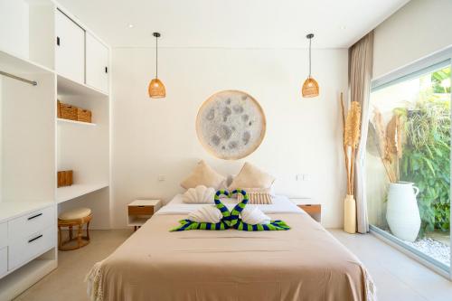Ένα ή περισσότερα κρεβάτια σε δωμάτιο στο Namera Solaria - 1BR New Villa in Kerobokan