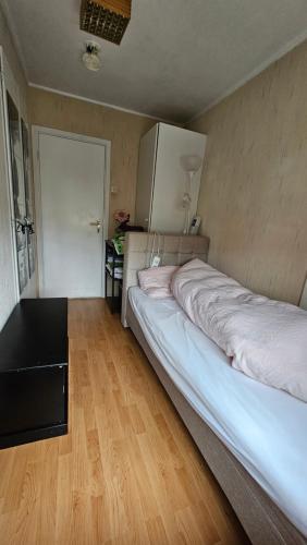 Ένα ή περισσότερα κρεβάτια σε δωμάτιο στο Room B - Single bedroom - B&B - shared with others - not private - hostel