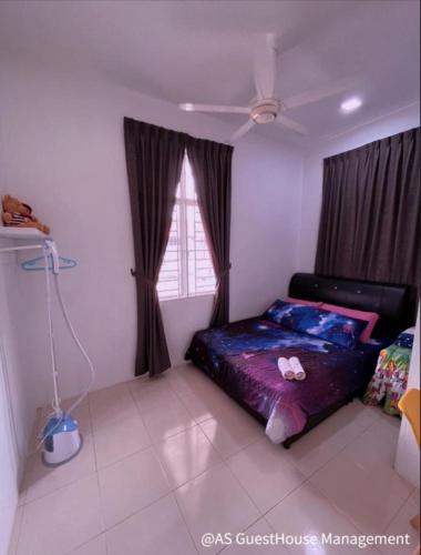 a bedroom with a bed and a window at Home2u Alor Setar Homestay in Alor Setar