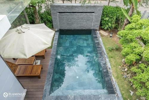 an overhead view of a swimming pool with an umbrella at Villa CBT tại Flamigo Dai Lai Resort in Phúc Yên