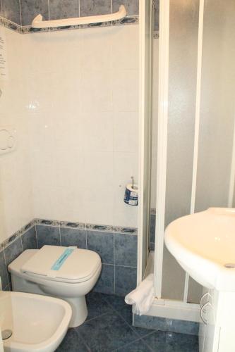 a bathroom with a toilet and a sink at B&B Brezza Marina & Ristorante Shoreline in Pozzallo