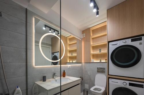 a bathroom with a sink and a washing machine at Nido Uno Brașov in Braşov