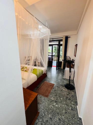 Postel nebo postele na pokoji v ubytování Ella Shali's home