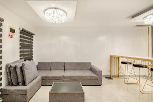 a living room with a couch and a table at Your bequemer in Angeles