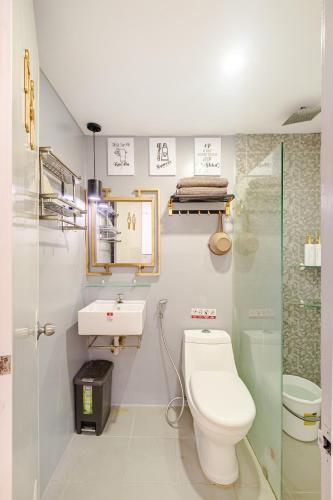 a bathroom with a toilet and a sink at Your bequemer in Angeles