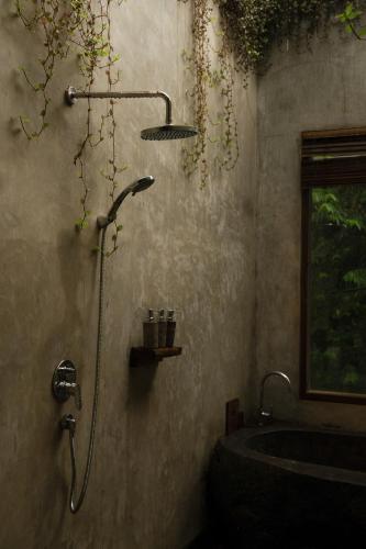 Ένα μπάνιο στο ELForest ex Karang Dukuh Villa, Ubud